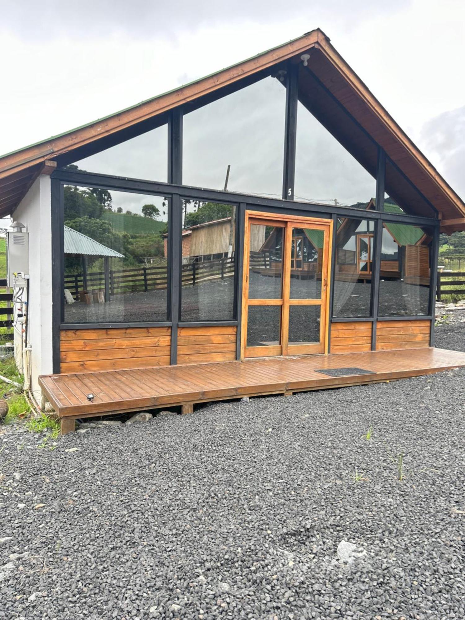 Refugio Siqueira *